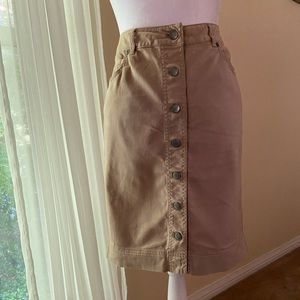 Women’s button front skirt by j.Jill. Tan with belt loops and back pockets.